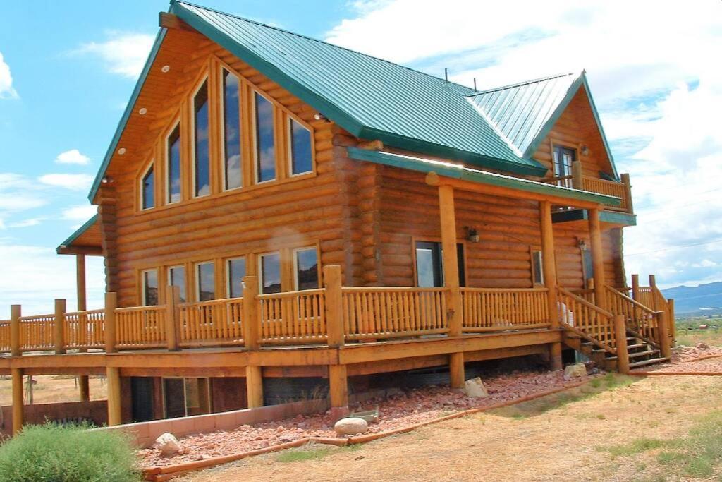 Red Rock Ranch Log Cabin: Large, Fully Furnished Escalante Eksteriør billede